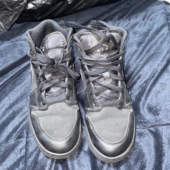 Jordan 1 Mid all black - Picture 1 of 4